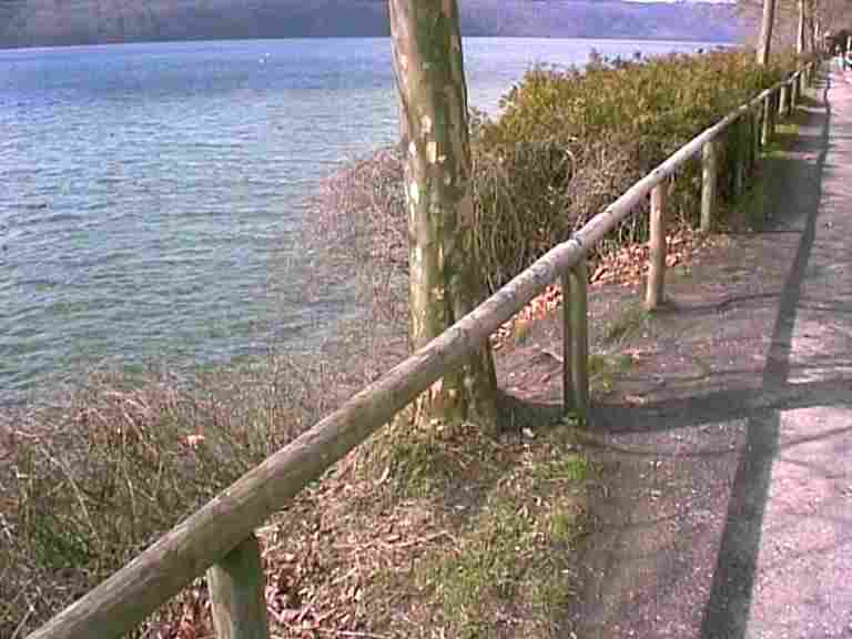 See entlang der Strasse