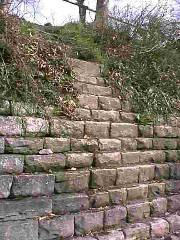 Mauer entlang der Strasse