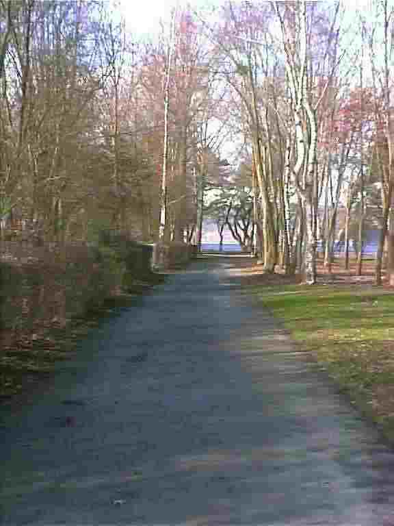 Weg vom Parkplatz zum Strandbad